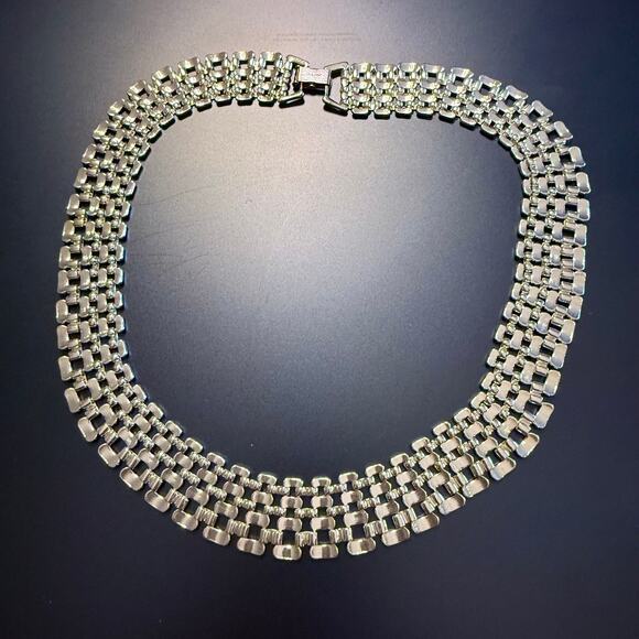 Vintage NAPIER Signed Silver Tone Mesh Collar Necklace - Picture 3 of 9